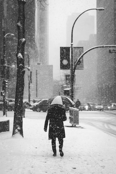 雪が降っている中歩いている人